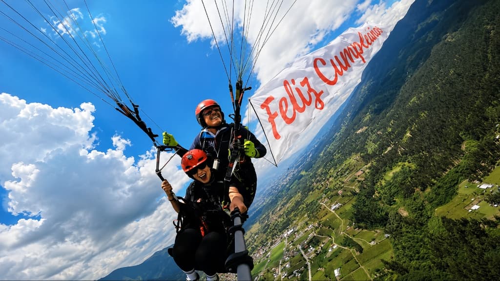 Parapente volando con banner aéreo personalizado