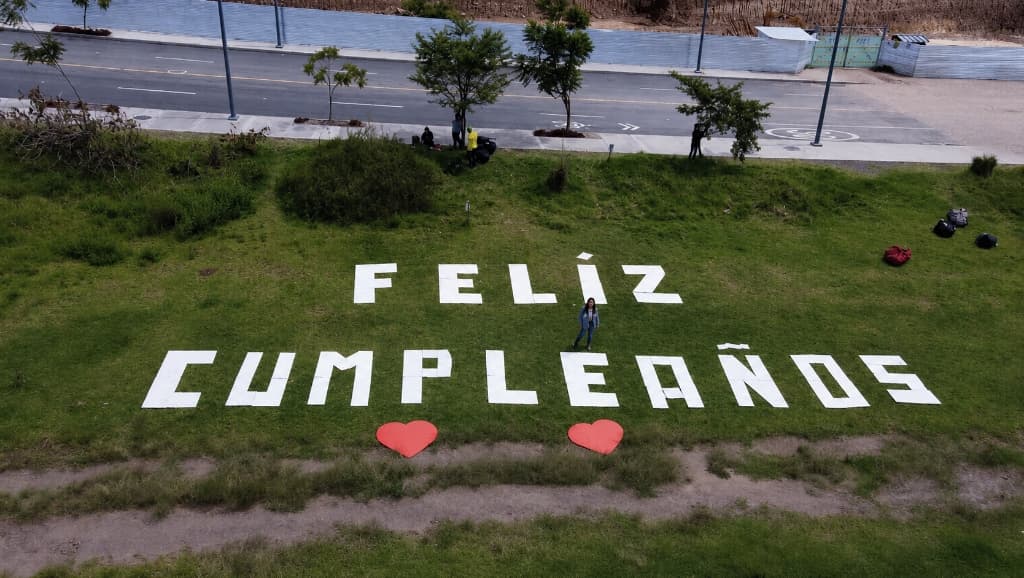 Letras gigantes en tierra visibles desde el aire