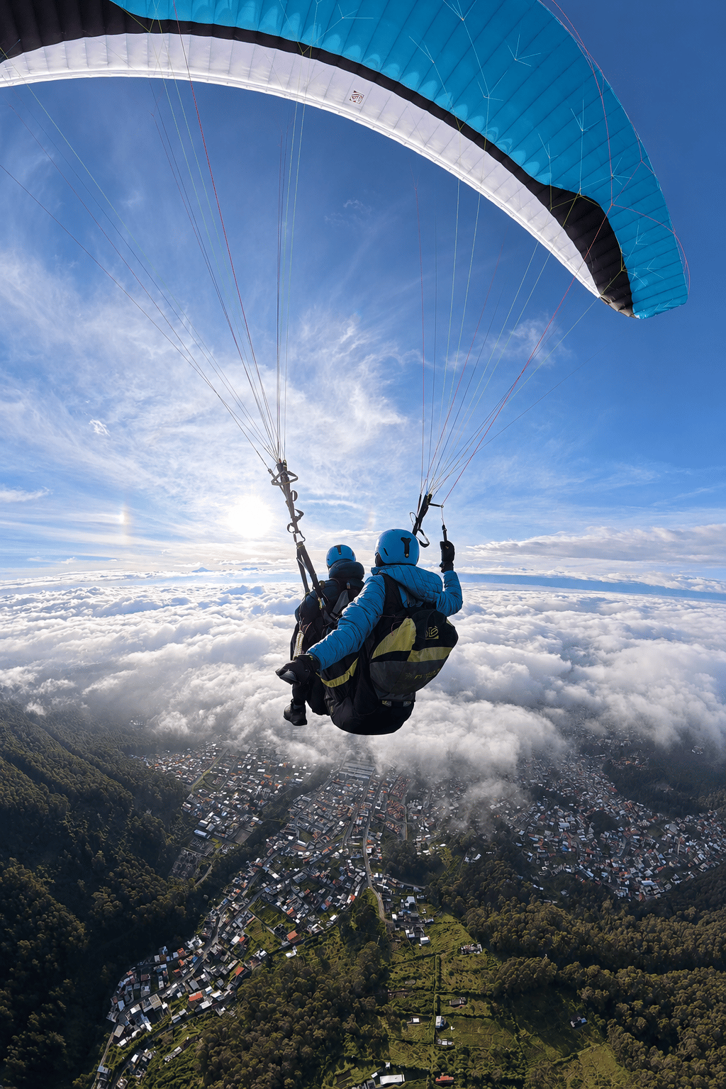 Vuelo biplaza panorámico con vista al cielo y la ciudad