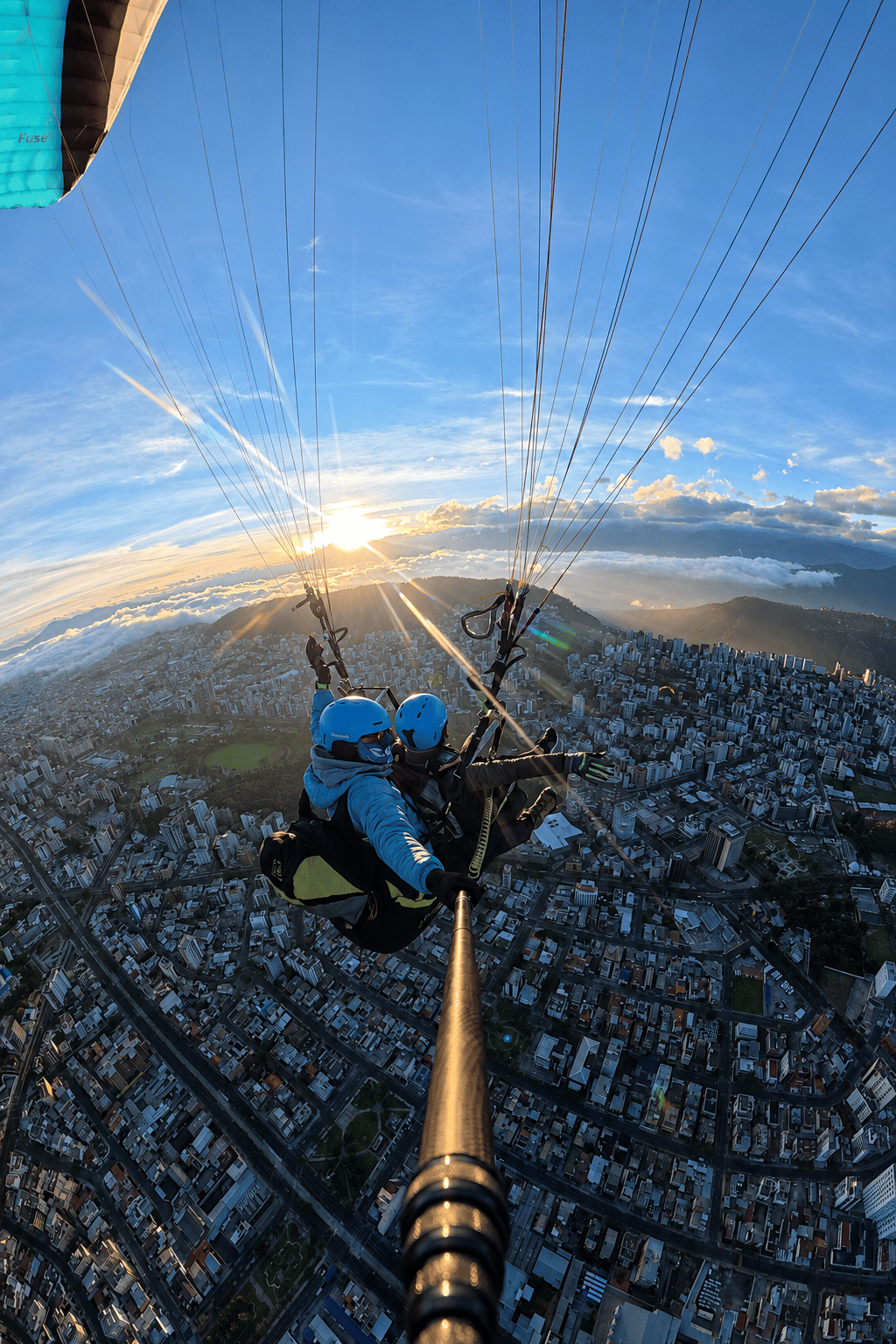 Aventura de vuelo libre sobre el mar de nubes al amanecer