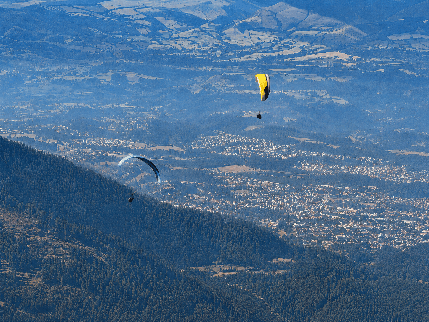 Atardecer mágico en vuelo de parapente con el sol sobre las nubes