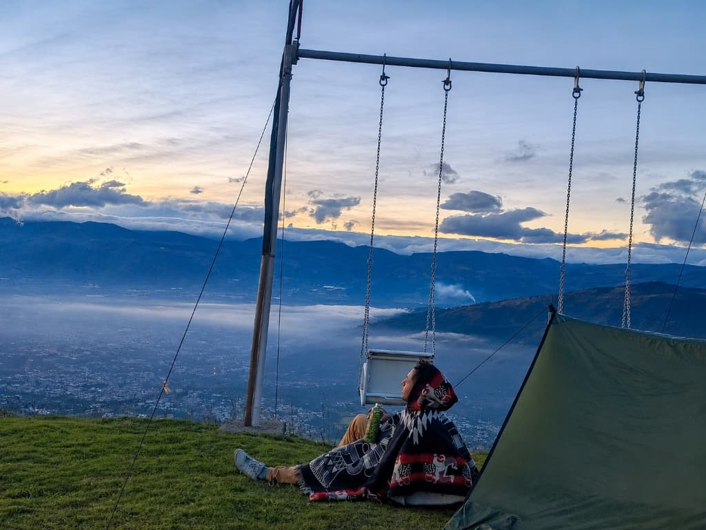 Acampa en montaña antes de tu vuelo