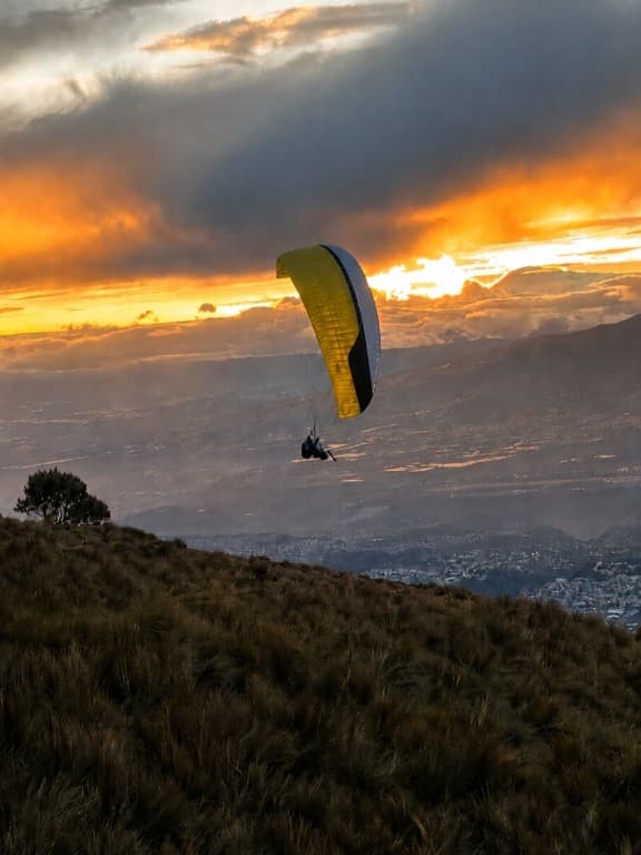 Majestuoso vuelo al amanecer sobre Quito