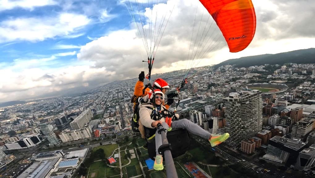 Vuelo panorámico sobre la ciudad